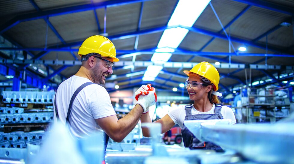 Ein Mann und eine Frau geben sich die Hand