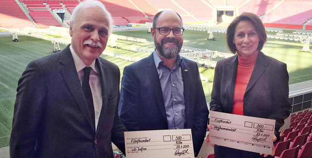 Kölner Sportstätten GmbH spendet 500 Euro an die Aktion #VERGISSMEINNICHT Checkübergabe
