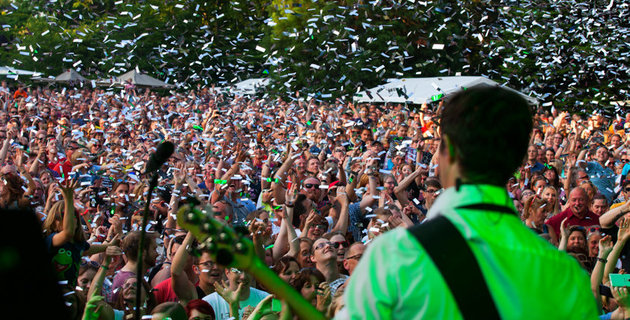 Die Band Kasalla bei ihrem Auftritt beim Jubiläumsfest der Diakonie Michaelshoven