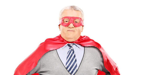 Ein ältere Mann mit Supermann-Outfit.
