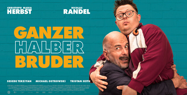 Es handelt sich um das Filmplakat von "Ganzer halber Bruder. Man sieht Thomas, der seinen Halbbruder Roland trägt.