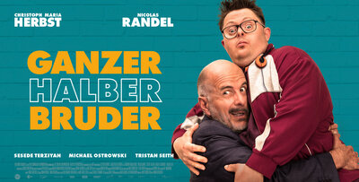 Es handelt sich um das Filmplakat von "Ganzer halber Bruder. Man sieht Thomas, der seinen Halbbruder Roland trägt. 