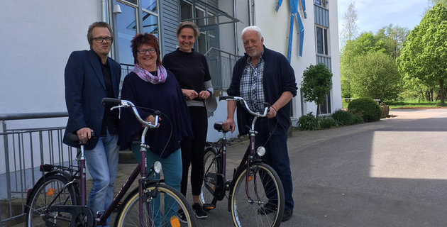 25 Jahre Förderverein Segenborn und Wohnhilfen Oberberg Menschen mit Fahrrädern.