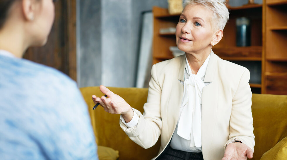 Eine ältere Frau führt ein Gespräch