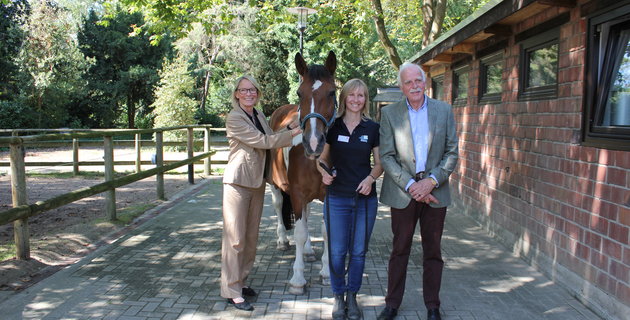 Johanniter spendet 2370 Euro für Reitbereich Team aus Michaelshoven im Reitbereich