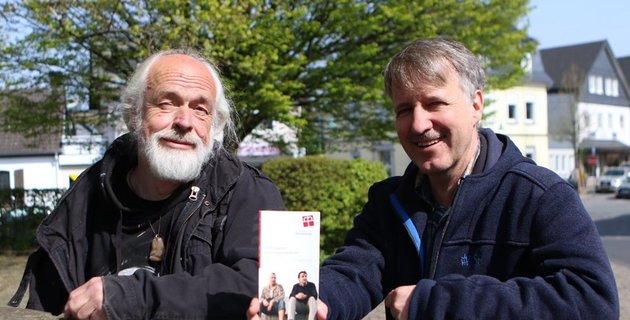 Projekt „Aufsuchende Arbeit in Wohnungsnotfällen“ sucht Betroffene auf und bietet schnelle Unterstützung Zwei Herren vom neuen Projekt
