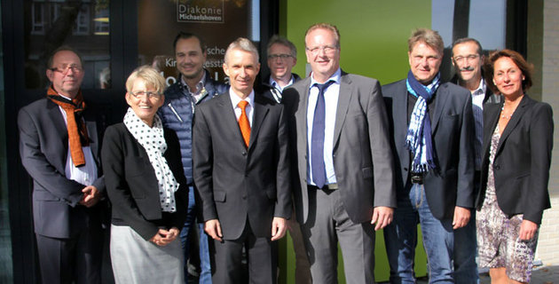Dr. Gerhard Papke MdL zu Besuch in Michaelshoven Dr. Gerhard Papke MdL mit Mitarbeitern der Diakonie Michaelshoven