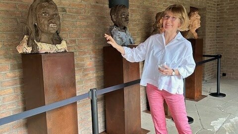 Tonköpfe Harald Birck Frau steht vor Tonkopf