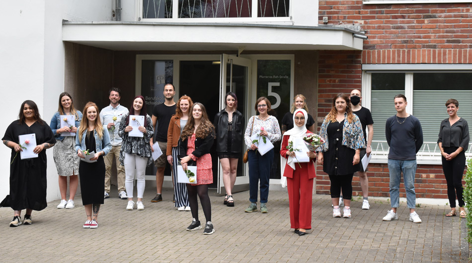 Absolventinnen und Absolventen 2020 des Berufskolleg Michaelshoven (Gruppe 4).