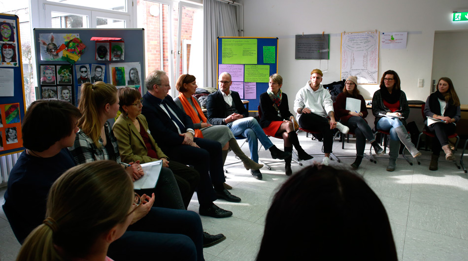Diskussionsrunde beim Besuch von Ministerin Gebauer am Berufskolleg Michaelshoven.