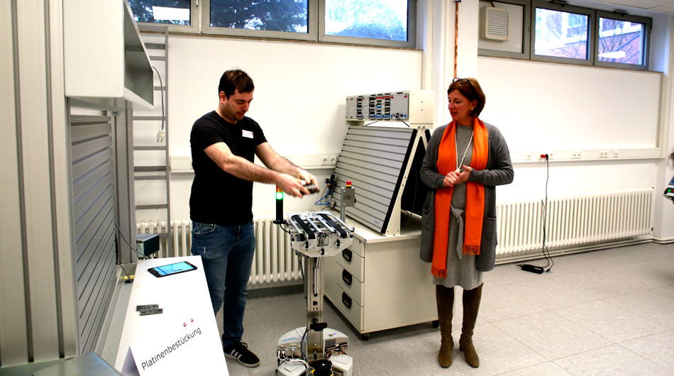 Demonstration einer Platinenbestickung beim Besuch von Ministerin Gebauer.
