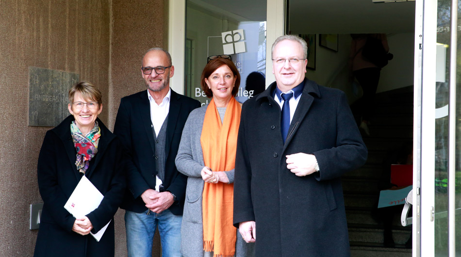 Ministerin Gebauer mit dem Leiter des Berufskolleg Michaelshoven und dem Vorstand der Diakonie Michaelshoven.