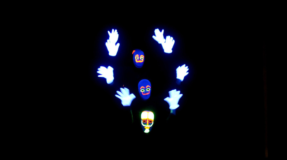 Weiße Hände beim Schwarzlichttheater im Rahmen der Projektwochen 2019 des Berufskolleg Michaelshoven.