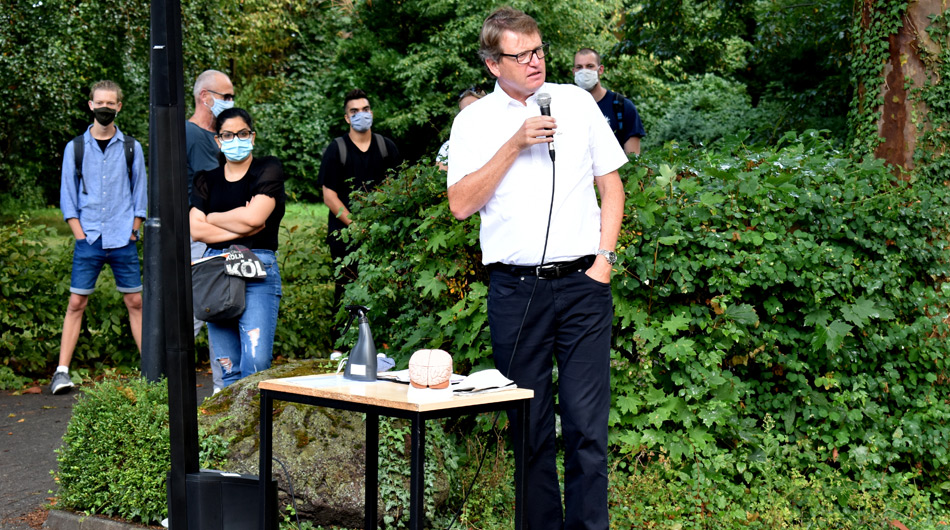 Pfarrer Kai Horstmann begrüßt die neuen Schülerinnen und Schüler am Berufskolleg Michaelshoven.