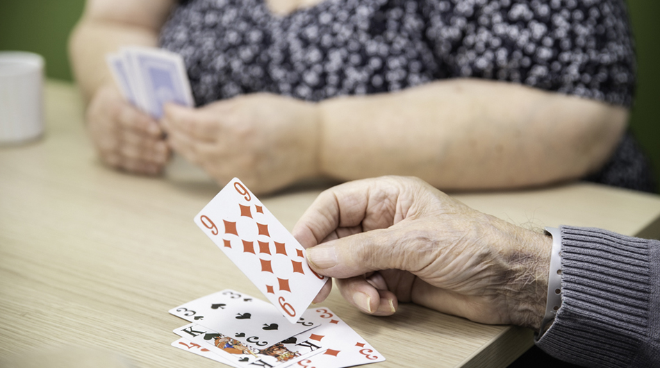 Bewohnerinnen beim Karten spielen im Bodelschwingh-Haus in Köln-Mülheim