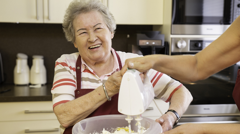 Eine Seniorin beim Backen im Ernst-Christoffel-Haus in Nümbrecht