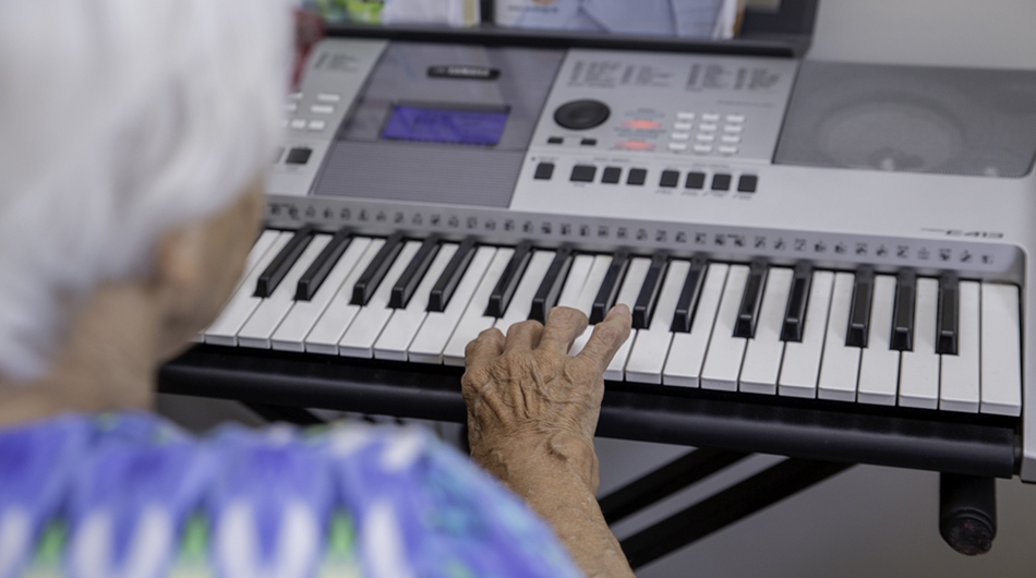 Eine Bewohnerin spielt Keyboard im Ernst-Christoffel-Haus in Nümbrecht