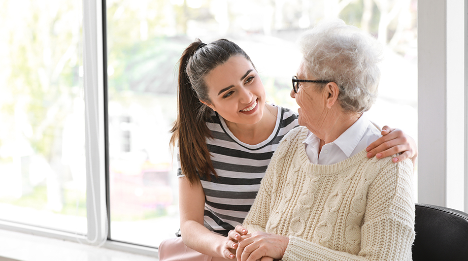 Die Kurzzeitpflege Eine Pflegerin und eine Seniorin in der Kurzzeitpflege
