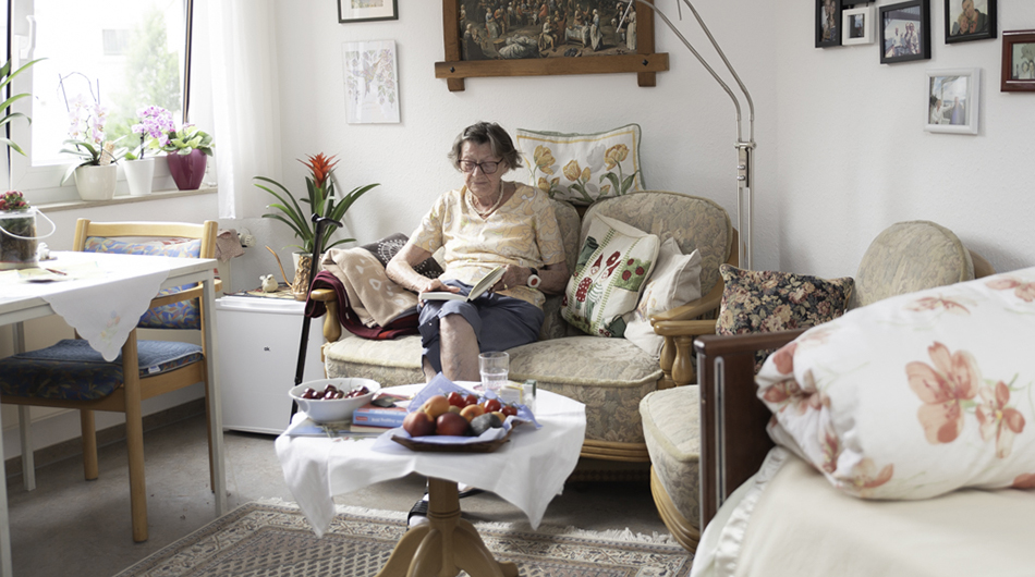 Eine Bewohnerin in ihrem Zimmer im Katharina-von-Bora Haus in Köln-Lindenthal