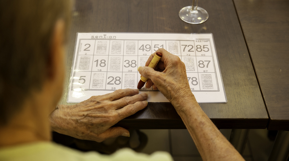 Eine Bewohnerin spielt Bingo im Präses-Held-Haus in Wesseling