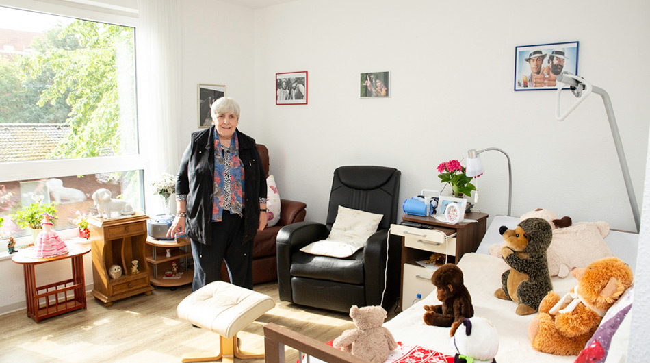 Eine Bewohnerin in ihrem Zimmer im Präses-Held-Haus in Wesseling