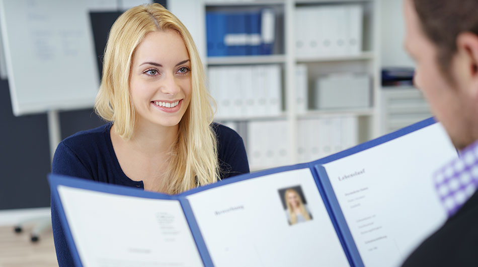 Frau beim Bewerbungsgespräch für eine Ausbildung