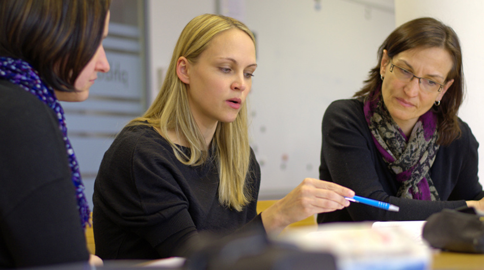 Drei Frauen in einem Seminar der Akademie Michaelshoven