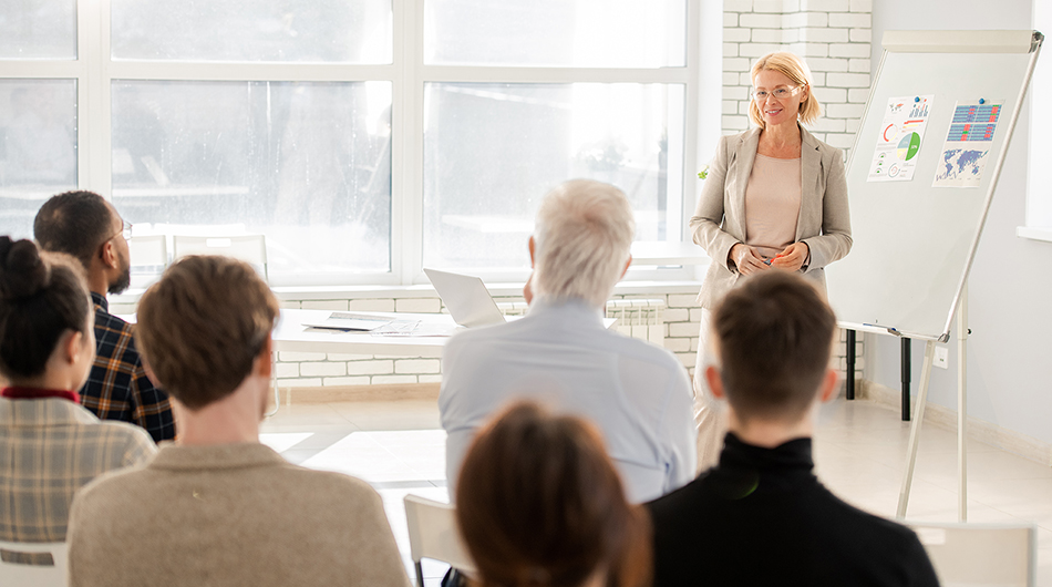 Akademie Michaelshoven Eine Referentin der Akademie Michaelshoven mit Teilnehmern