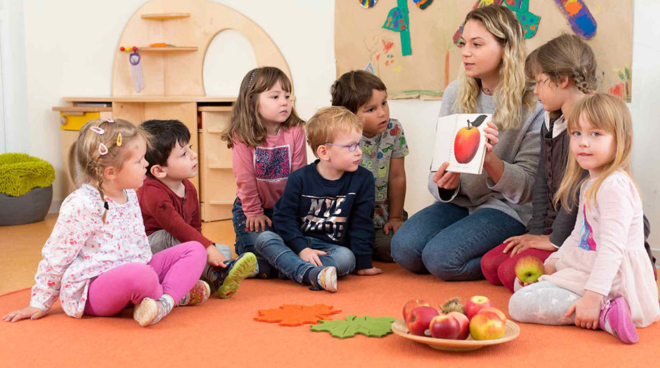 Ausbildung zum Kinderpfleger am Berufskolleg Michaelshoven in Köln Eine Kinderpflegerin des Berufskolleg Michaelshoven bringt Kindern etwas bei.