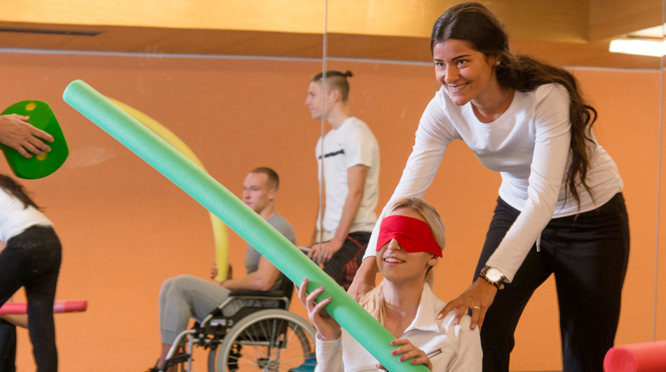 Ausbildung zum Motopäden am Berufskolleg Michaelshoven in Köln Zwei Schülerinnen der Ausbildung Motopäde am Berufskolleg Michaelshoven bei Bewegungsübungen..