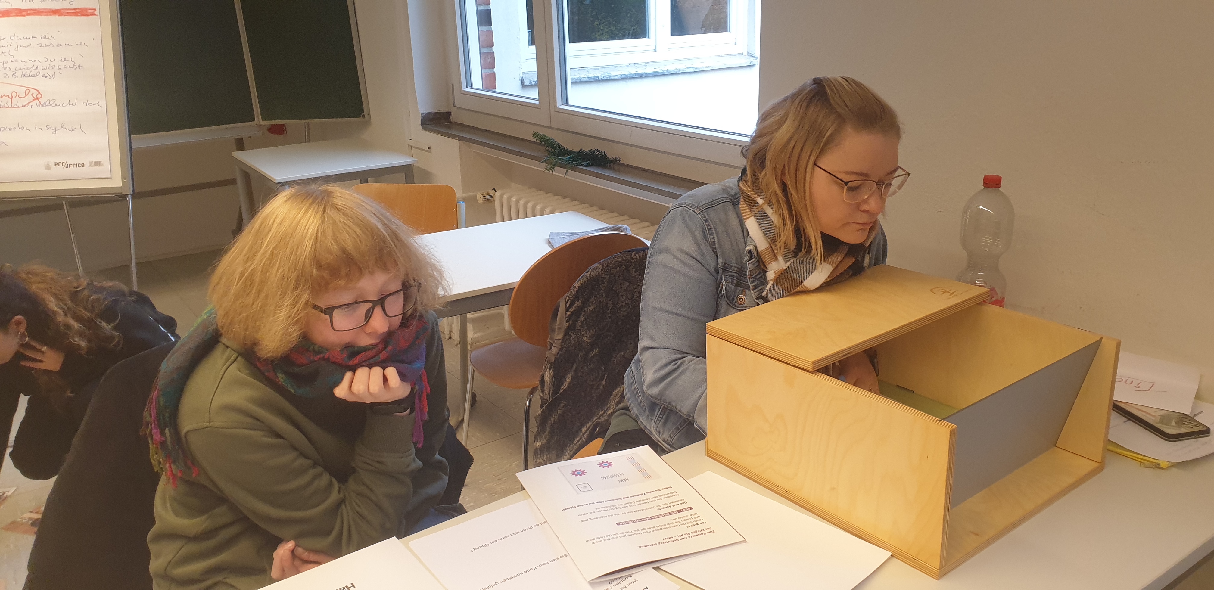 Demenzworkshop Berufsfachschule Zwei Mädchen sitzen am Tisch und gucken auf ein Blatt