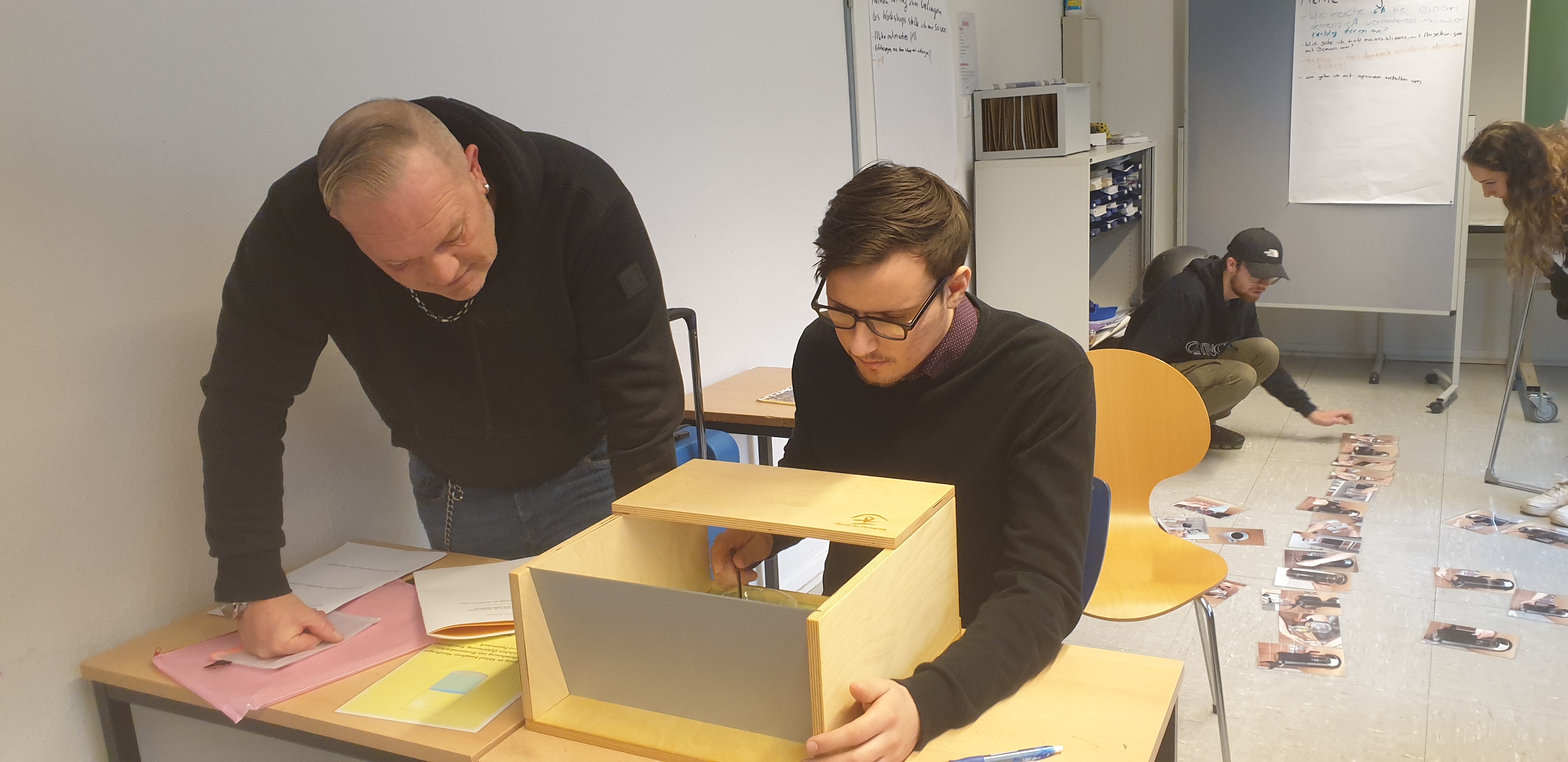 Demenzworkshop Berufsfachschule Zwei Männer lösen zusammen eine Aufgabe