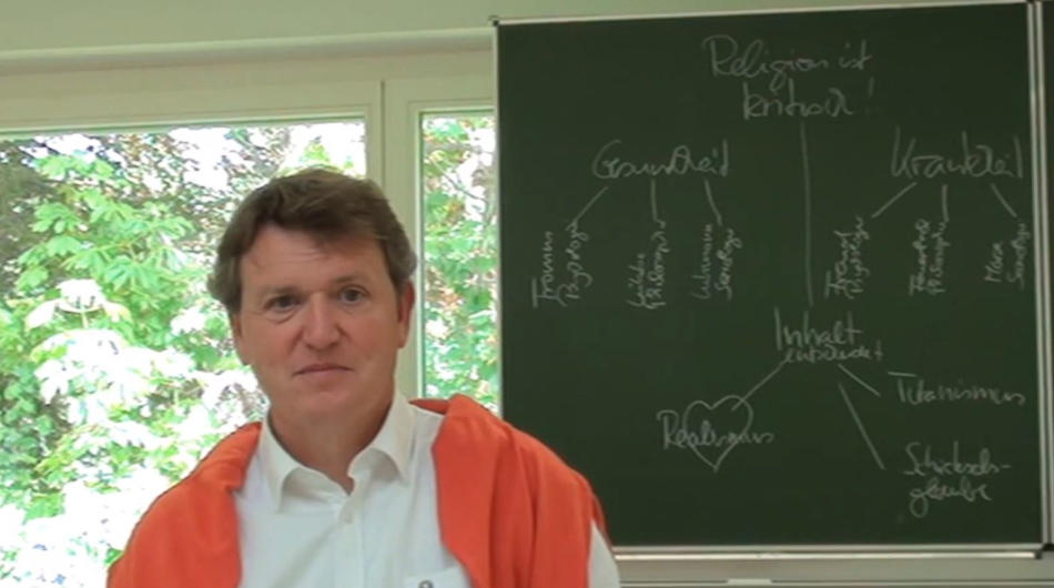 Berufskolleg Michaelshoven Zeugnisvergabe 2021: Ein Lehrer vor einer Tafel.