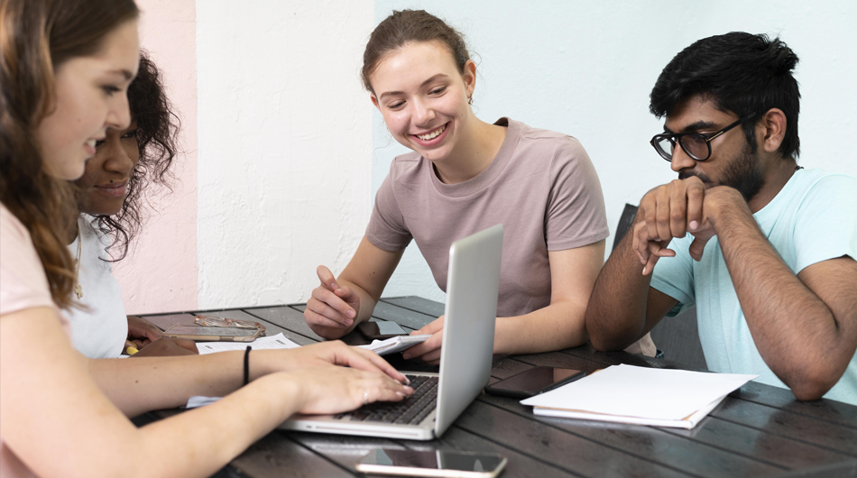 Drei Schüler sitzen zusammen und lernen