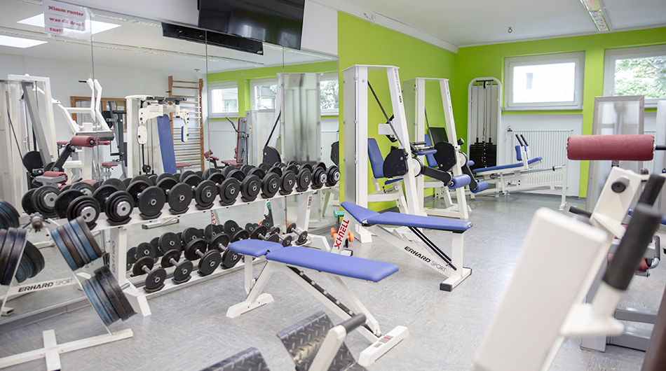 Fitness-Raum mit vielen Sportgeräten