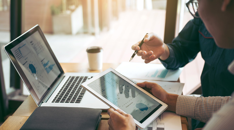 IDiT – INCLUDING.DIGITAL.TWINS IDiT – INCLUDING.DIGITAL.TWINS: Zwei Personen arbeiten mit Laptops und Tablets.