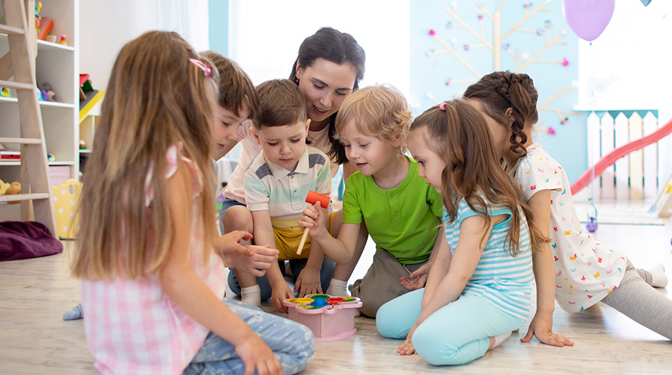 Kinderpfleger mit einer Gruppe von Kindern