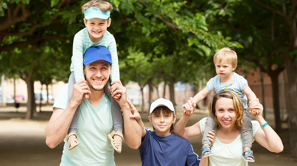 Ein Mann und eine Frau mit drei Kindern