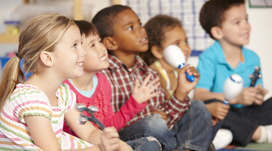 Kinder gucken nach oben