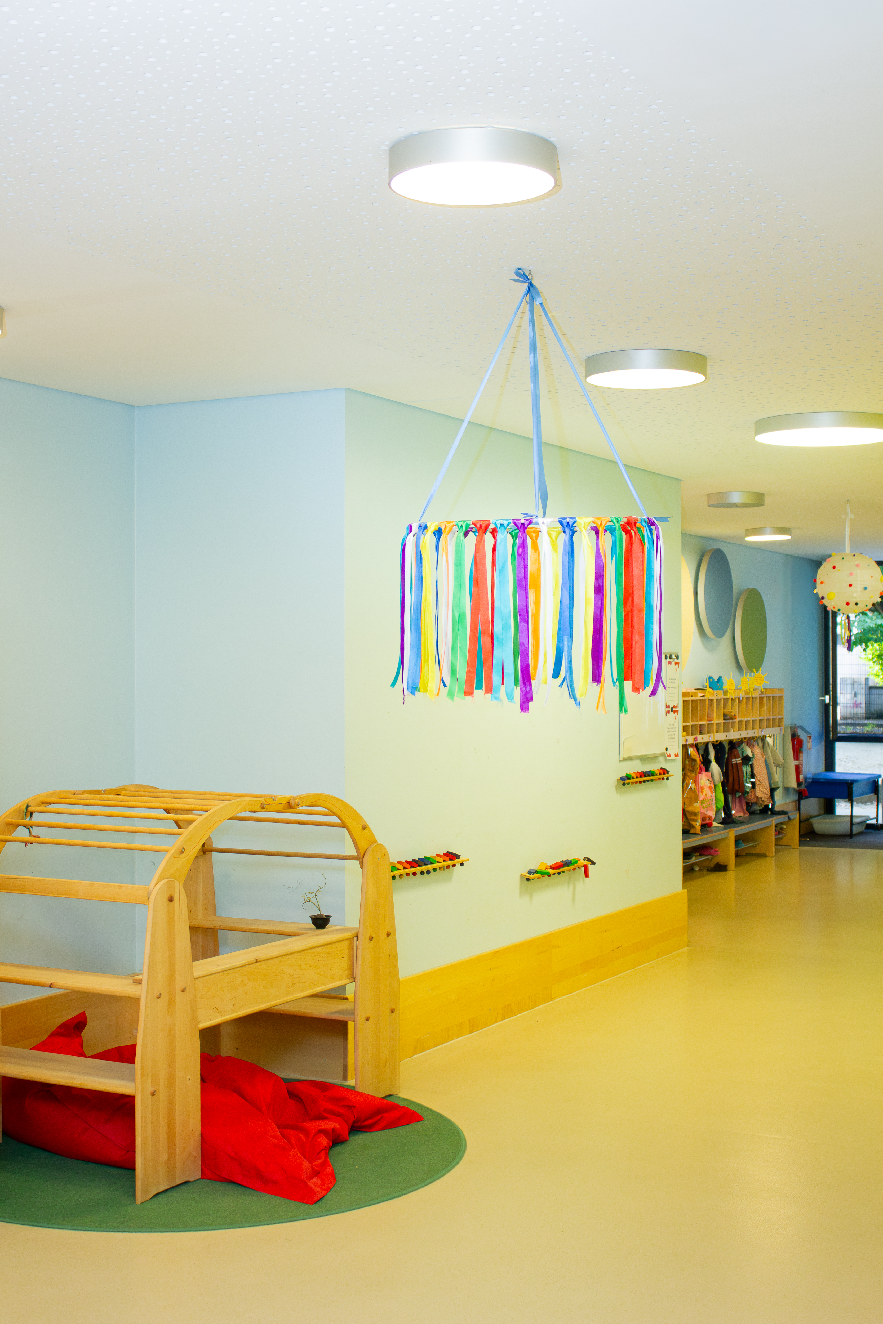 Der bunte Eingangsbereich mit Spielmöglichkeiten in der der Kita Morgenland