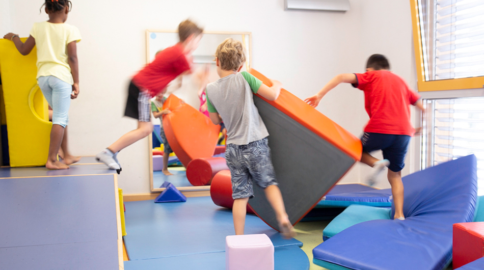 Kita Am Mühlenhof in Hürth Kinder toben in der Kita Am Mühlenhof