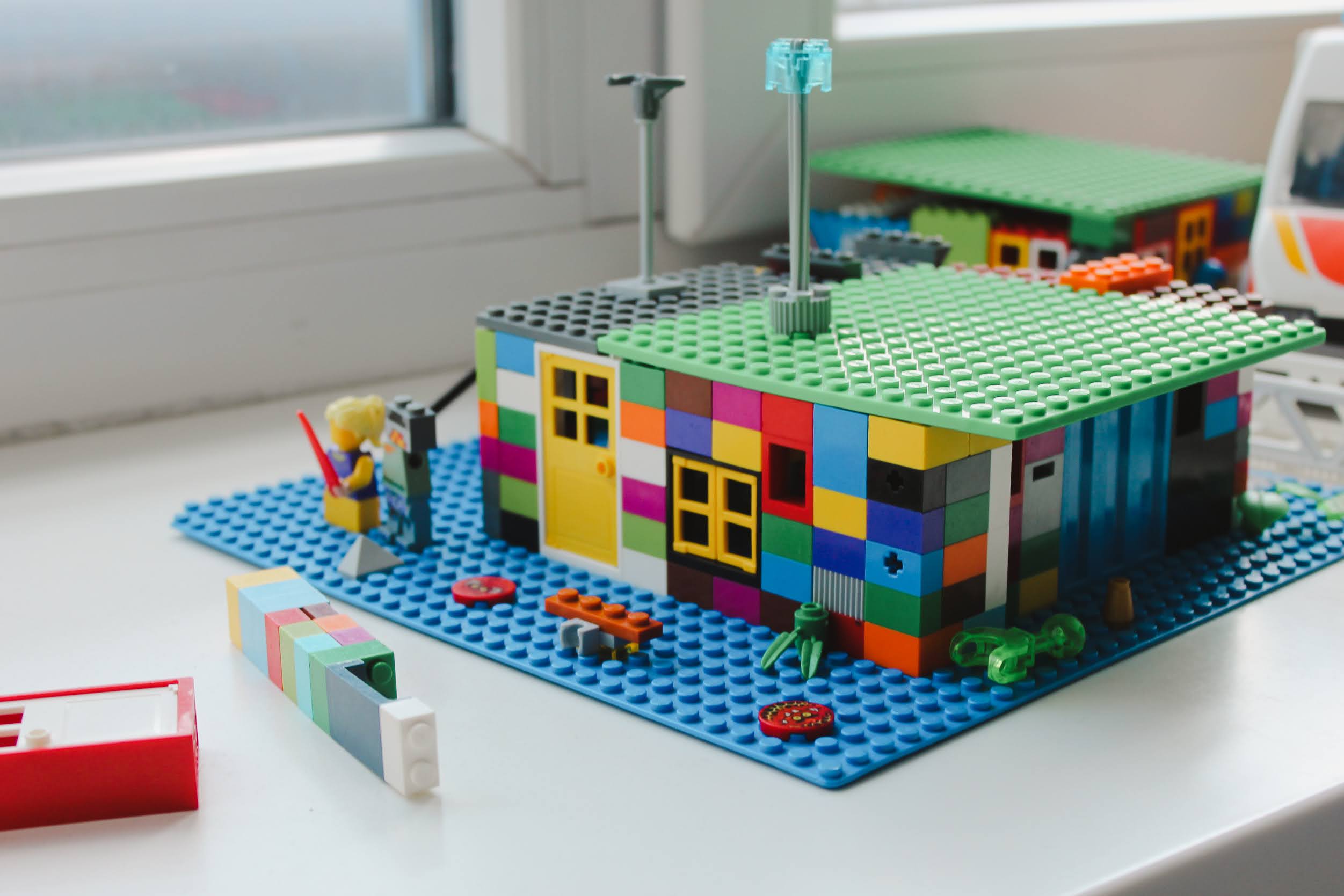 Ein Haus gebaut aus Legosteinen