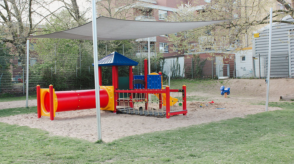 Spielturm im Garten der Kita Wirbelwind