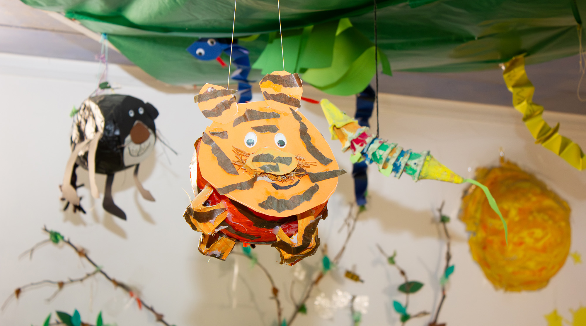 Selbstgebastelte Tiere hängen in der Kita Blumenallee von der Decke