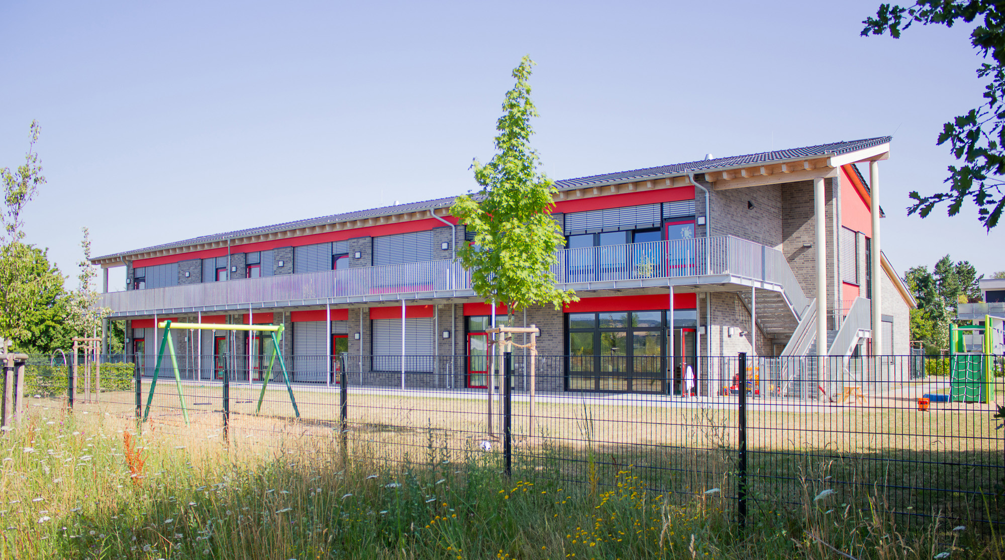 Kita Weiße Erde Vorderansicht Die Vorderansicht der Kita Weiße Erde