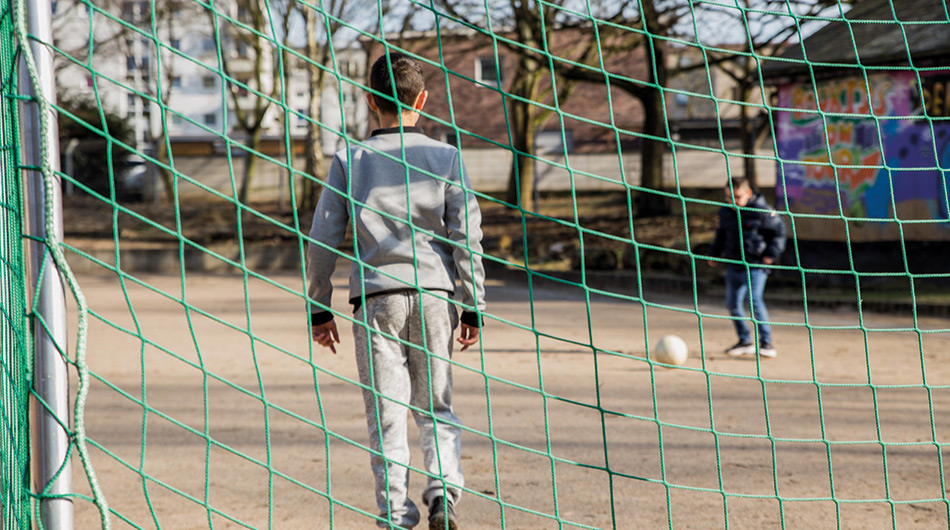 Der Bau- und Abenteuerspielplatz Chorweiler Ein Junge auf dem Fußballfeld auf dem Bau- und Abenteuerspielplatz Chorweiler