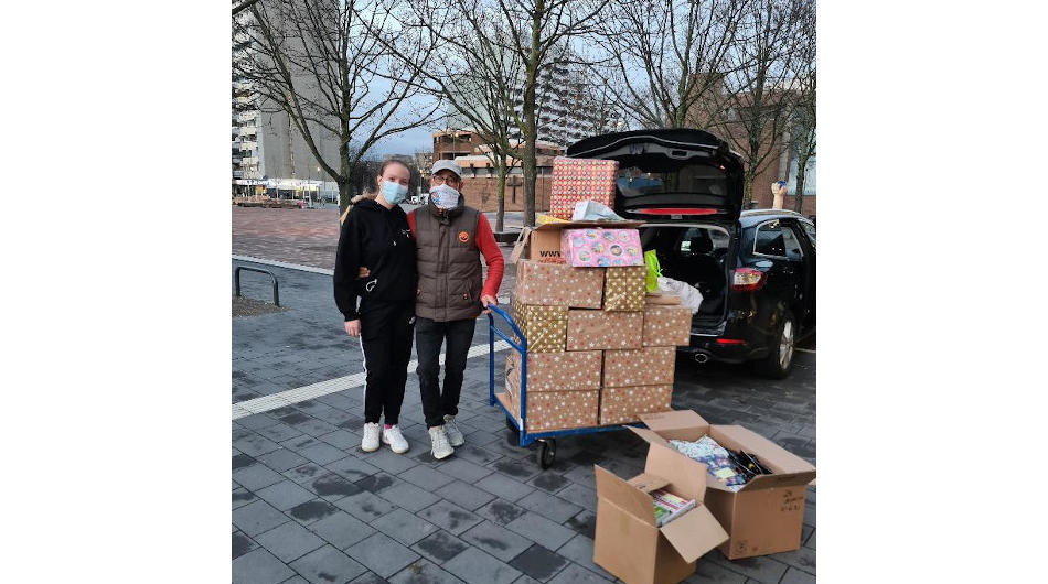 Weihnachtsaktion Seeberger Treff Eine Besucherin und ein Betreuer des Jugendzentrum Seeberger Treff in Köln.