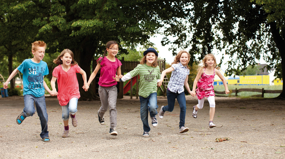 Wohnangebote für Kinder und Jugendliche Wohnangebote für Kinder und Jugendliche: Kinder laufen Hand in Hand.