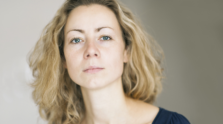 Hilfe für Frauen in Krisensituationen Frau in einer Krisensituation blickt in die Kamera