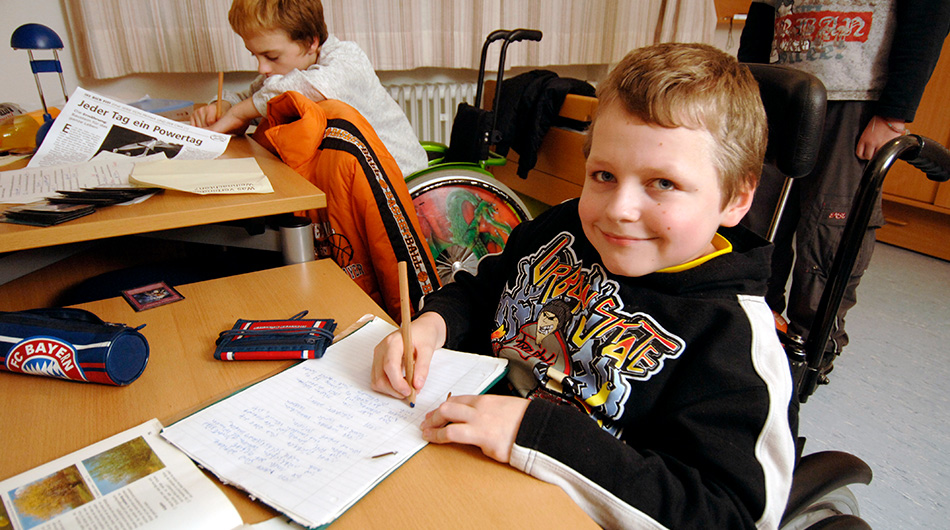 Ein junger mit Körperbehinderung in der schule